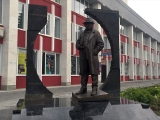 Памятник генеральному директору «Синтезкаучук» Н.В. Абрамову
