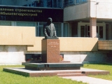 Памятник начальнику СУ «Куйбышевгидрострой» Н.Ф. Семизорову